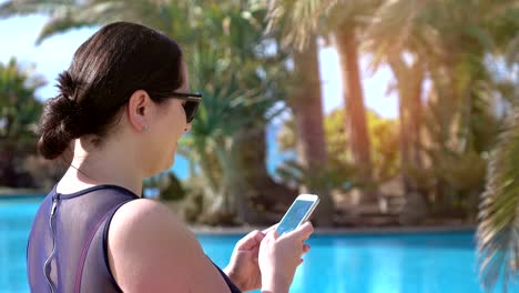 Video-von-Frau-Überprüfung-ihrer-E-mails-auf-Handy-im-Urlaub-in-4k