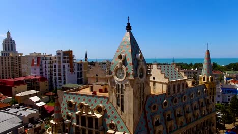 Ein-wunderschönes-Gebäude-gegen-Stadtbild-mit-Meer-am-Horizont,-Luxus-Hotel-in-Batumi