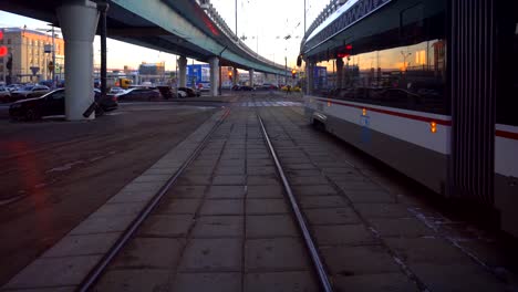 mit-der-modernen-Straßenbahn-durch-städtische-Straßen-fahren