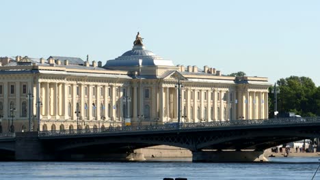 Academia-de-arte-de-construir-en-la-isla-de-Vasilievsky-y-el-puente-blagoveshchensky-en-el-verano---St.-Petersburg,-Rusia