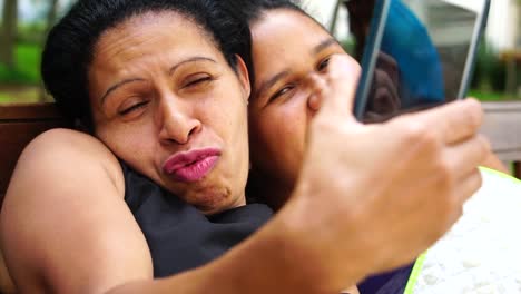 Zwei-unter-einem-Selfie-Haushälterin