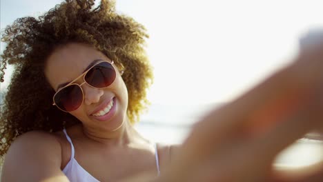 Además-de-mujer-afroamericana-tamaño-llevando-gafas-de-sol-del-corazón