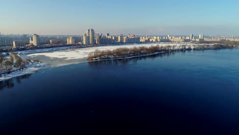 vista-aérea-del-río-Dneper-a-lo-largo-del-terraplén-de-Obolonskaya-en-invierno