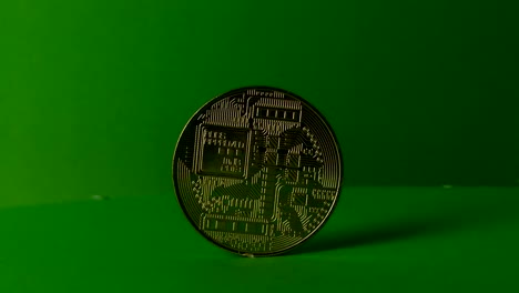 Monedas-de-oro-poco-moneda-BTC-girando-sobre-fondo-verde,