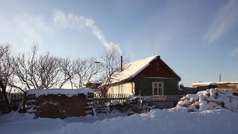 Schönes-Haus-im-Dorf-im-winter