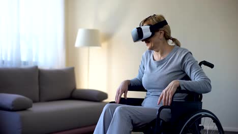 Jubilados-mujer-en-silla-de-ruedas-llevando-gafas-vr-y-disfrutar-el-juego,-tecnología