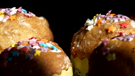 tortas-caseras-de-Pascua-decoración-con-asterisco-en-un-fondo-negro