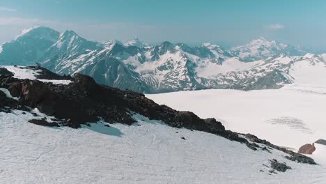 Vista-aérea-del-paisaje-de-las-montañas-rocosas-nevadas-pintoresca-naturaleza