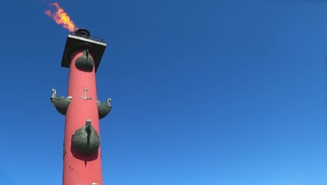 Das-Feuer-der-Rostral-Spalten-in-St.-Petersburg,-Russland