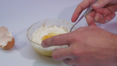 Break-the-egg-in-a-bowl-with-flour