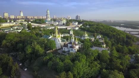 Luftaufnahme-des-Kiewer-Höhlenkloster-Lawra-Ukrainisch-orthodoxen-Klosters