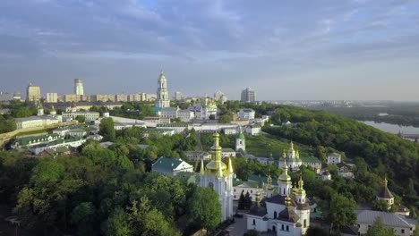 Vista-aérea-del-monasterio-de-Kiev-Pechersk-Lavra-ucraniano-ortodoxo