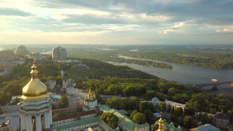 Luftaufnahme-des-Kiewer-Höhlenkloster,-Kiew,-Ukraine