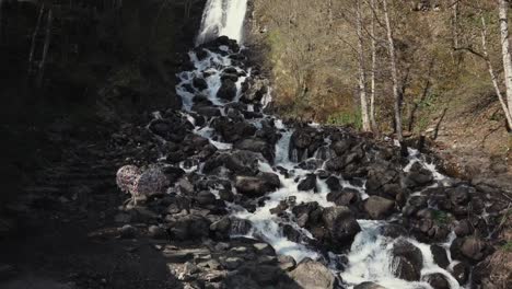 Wilden-Wasserfall-in-den-Bergen.