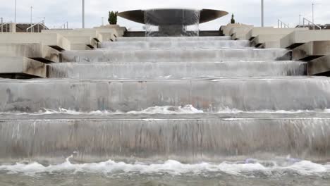 Wunderschönen-Kaskadenbrunnen-Wasserfall.