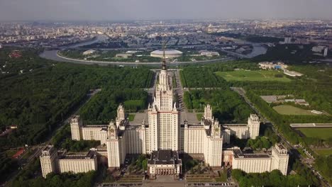 sonnigen-Tag-Moskau-Stadt-berühmten-Universität-komplexe-Antenne-Panorama-4k-Russland