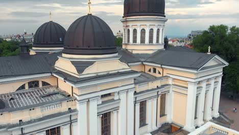 Turismo-aéreo-de-vieja-ciudad-europea.-Volando-sobre-el-distrito-centro.-Vista-del-abejón.-Mar-en-el-horizonte.-Cerca-de-un-antiguo-edificio-Catedral-cristiana