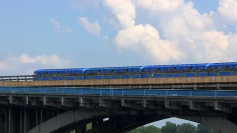 U-Bahn-Zug-überquert-die-Brücke-über-den-Fluss-Dnepr-in-Kiew,-Ukraine