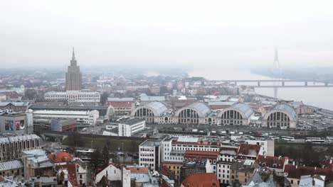 Riga,-Lettland.-Draufsicht-Stadtbild-im-Misty-Fog-regnerischen-Tag.-Lettische-Akademie-der-Wissenschaften,-nach-Vorbild-der-Moskauer-Stalin-Wolkenkratzer,-Bus-Station-internationalen-Busbahnhof-und-Zentralmarkt-gebaut