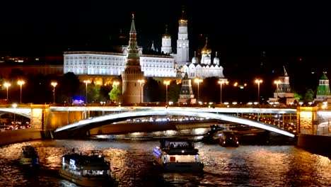 Vista-nocturna-del-río-Moscú-y-Moscú-con-cruceros,-Rusia.