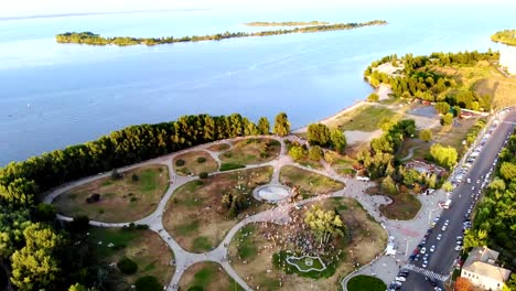 CHERKASY,-Ucrania---24-de-agosto-de-2018:-vídeo-aéreo-con-drone,-la-celebración-del-día-de-la-independencia,-muchas-personas-caminar-en-el-parque-a-orillas-del-río-Dnieper,-caliente-día-de-verano