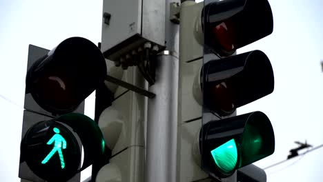 Ampel.-Ampeln-arbeiten-in-einer-großen-Stadt-am-Scheideweg.