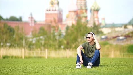 Feliz-joven-urbano-disfrutar-su-descanso-en-la-ciudad