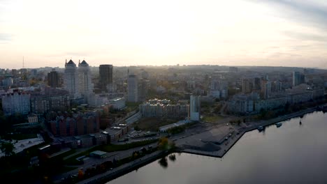 Centro-de-la-ciudad-de-ciudad-de-Dnipro-en-tarde-otoño.