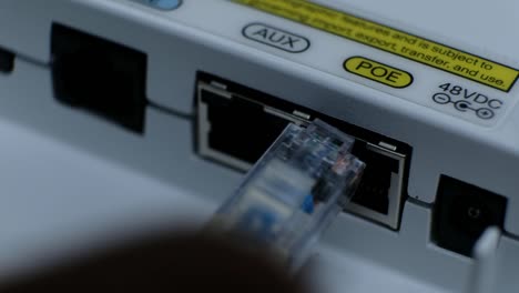 Entfernen-Sie-angeschlossene-Netzwerkkabel-auf-rj45-Port-mit-POE-label