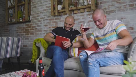 Pareja-Gay-colgando-en-casa