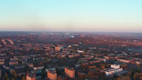 Vista-aérea.-Humo-sobre-una-zona-residencial-de-la-ciudad.-Tiempo-de-la-tarde.