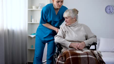 Portero-de-hospital-grosero-limpieza-de-habitación,-mover-la-silla-de-ruedas-con-viejo-paciente-femenino