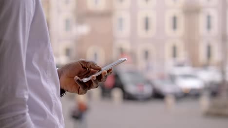 Junge-afrikanische-Man-es-Hands-Holding-Modern-Smartphone-Schwarzer-Mann-tippen-am-Telefon