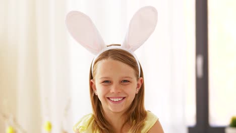 glückliches-Mädchen-tragen-Easter-Bunny-Ohren-Haarreif