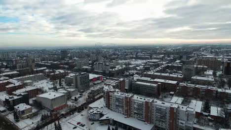 Ciudad-invernal-en-la-nieve-con-vista-a-los-ojos-de-pájaro.