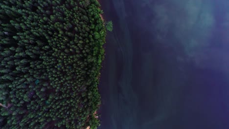 Lake-with-turquoise-water-and-green-trees.-Landscape-with-rivers,-forest,-lake