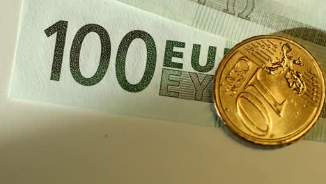 Tiro-de-cerca-de-euro-dinero,-monedas-y-billetes.-Moneda-euro.-Monedas-apiladas-entre-sí-en-diferentes-posiciones.-Concepto-de-dinero.-Rotación