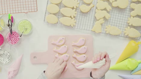 Decorar-galletas-de-azúcar-de-Pascua-con-glaseado-real.