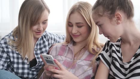 Las-adolescentes-viendo-contenido-de-las-redes-sociales-en-el-teléfono-móvil