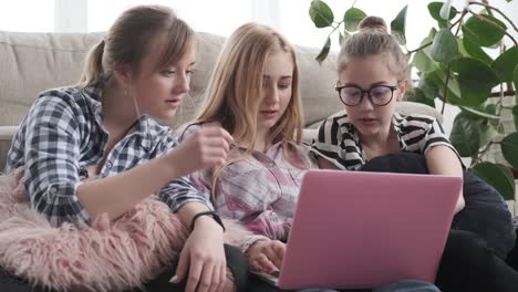 Teen-Mädchen-beobachten-Medieninhalte-auf-Laptop