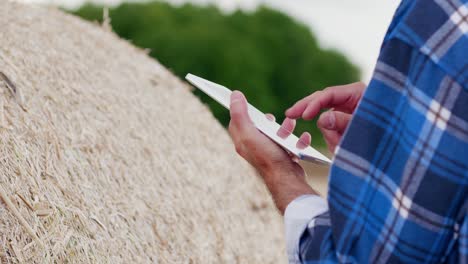 Moderne-Landwirtschaft.-Die-Liebe-zur-Landwirtschaft.-Landwirt-mit-digitalem-Tablet-bei-der-Prüfung-von-Bauernhof