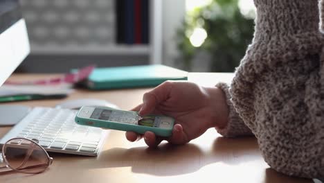 Junge-Frau-prokrastelt-ihr-Smartphone