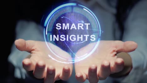 Las-manos-muestran-el-holograma-redondo-Smart-Insights