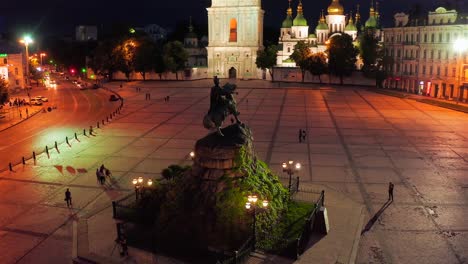 Vuelo-nocturno-alrededor-del-monumento-a-Bogdan-Khmelnitsky-en-Kiev