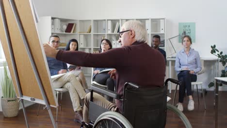 Multiethnische-Schüler-hören-auf-behinderten-Lehrer