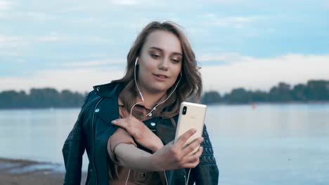 Hermosa-mujer-joven-en-los-auriculares-se-ve