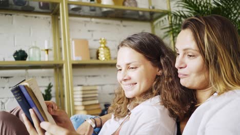 Novias-leyendo-libro-en-silla