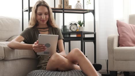 Glücklich-Teenager-Mädchen-mit-digitalen-Tablet-zu-Hause