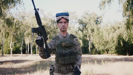 Soldier-with-rifle-wearing-virtual-reality-glasses-outdoors