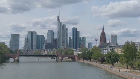 Flying-through-the-streets-of-Frankfurt